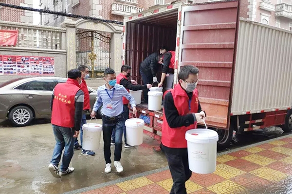 Xianghua Group donated more than 100,000 yuan and donated materials to the two villages of Qiuxia and Liancuo